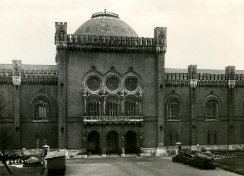 Fassade mit byzantinischen und maurischen Stilmerkmalen, Schwarz-Weiß-Foto