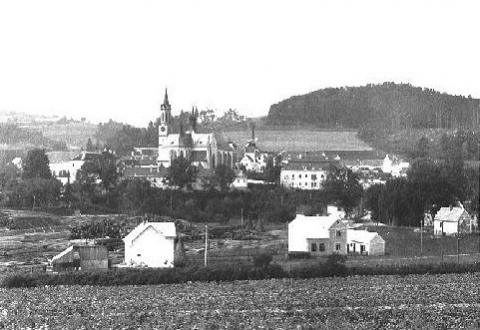 Blick auf Ortschaft mit Kirche und Stiftsgebäuden, Schwarz-Weiß-Foto