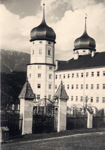 Großes Gebäude mit zwei Zwiebeltürmen, Schwarz-Weiß-Foto
