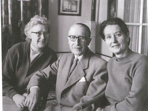 Viktor Schützenhofer mit ehemaligen Mitarbeiterinnen, 1958. © TMW-Archiv, FotografIn unbekannt Zwei Frauen und ein Mann, Schwarz-Weiß-Foto