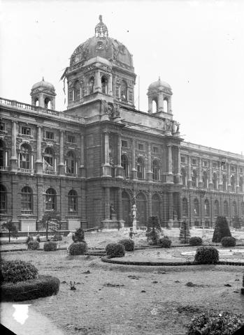 Blick vom Ring über den Maria-Theresien-Platz auf das Hauptgebäude mit Kriegsschäden, Schwarz-Weiß-Foto