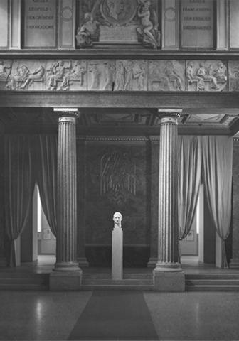 Blick in die Säulenhalle mit Hitler-Büste, Schwarz-Weiß-Foto