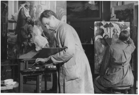 Zwei Männer restaurieren Gemälde, Schwarz-Weiß-Foto