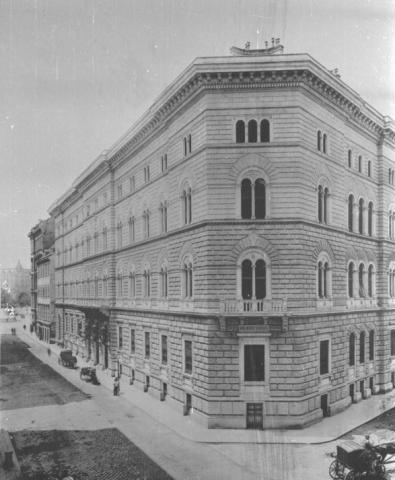 Frontale Ansicht des dreistöckigen Gebäudes, Schwarz-Weiß-Foto