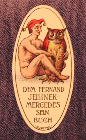  Hochovaler Aufkleber, Zeichnung eines nackten Mannes mit Narrenkappe und einer Eule und Schrift "Dem Fernand Jellinek-Mercedes sein Buch" 