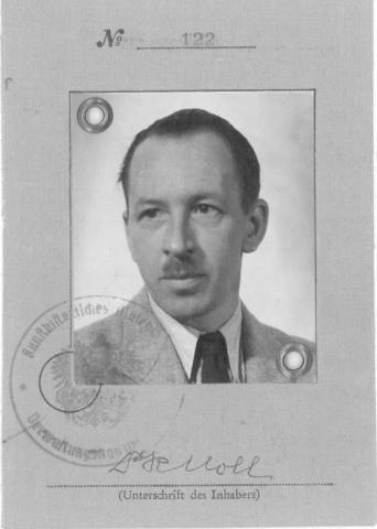 Museumsausweis mit Porträt, Schwarz-Weiß-Foto