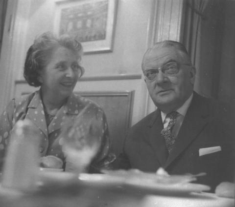 Zwei Personen an einem Tisch sitzend, Schwarz-Weiß-Foto