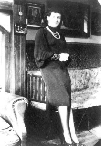 Frau, am Seitenteil einer Bank lehnend, Schwarz-Weiß-Foto