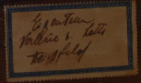 Etikett mit blauem Rand, handschriftlich eingetragen "Eigentum Valerie u. Lotte Heissfeld"