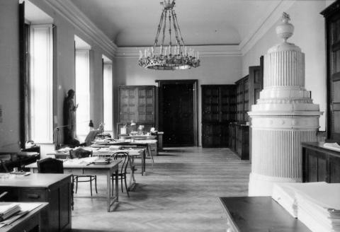 Blick in den Raum mit mehreren Schreibtischen, Schwarz-Weiß-Foto