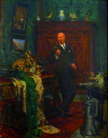 Mann mit einem Stab in den Händen steht in einem Raum mit Möbeln und Kunstgegenständen, Gemälde