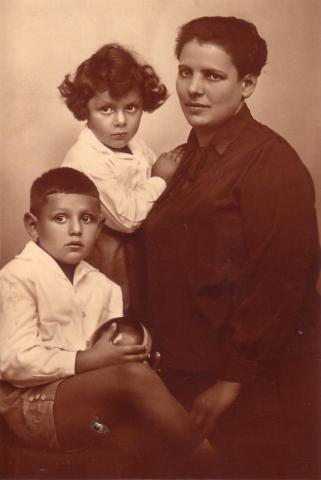 Porträt, Frau und zwei Kinder, Schwarz-Weiß-Foto