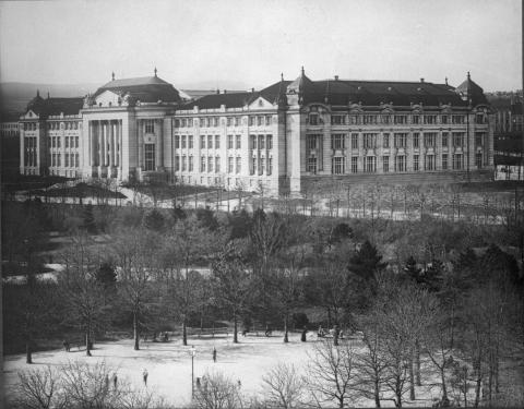 Blick über eine Park auf ein schlossartiges Gebäude, Schwarz-Weiß-Foto