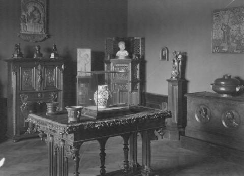 Raum mit Möbeln, Vasen, Büsten, Reliefs etc., Schwarz-Weiß-Foto