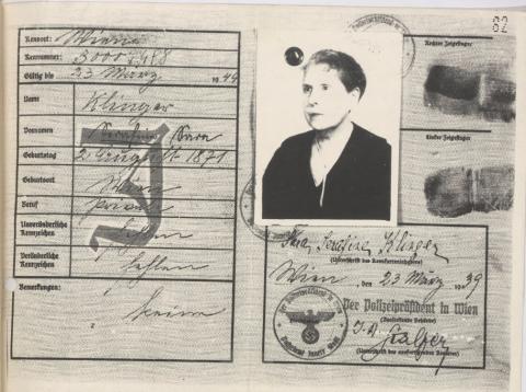 Reisepass mit Passfoto und Stempel "J" aus dem Jahr 1939