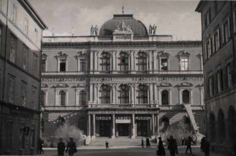 Fassade, Schwarz-Weiß-Foto
